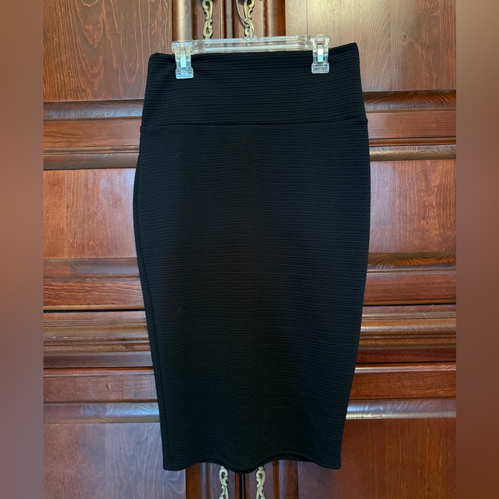 Chic Black Ribbed Skirt
